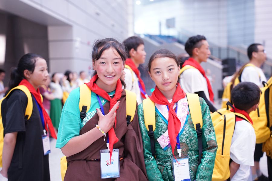 身著民族服裝的“三峽娃娃”。(攝影:秦鈴萌) 身著民族服裝的“三峽娃娃”。(攝影:秦鈴萌)